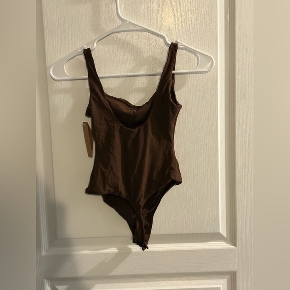 Skims Kim Kardashian Women’s Square Neck Bodysuit XS New with Tags - Picture 2 of 3
